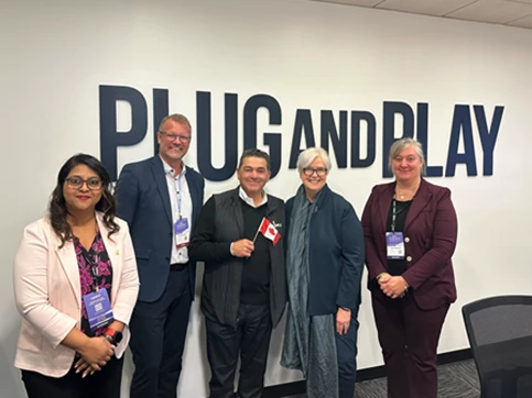 Plug-and-Play-Select-2.png Le personnel de Plug and Play réuni pour une photo